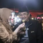 Gembira Malam Budaya, Ketua TP-PKK Suapi Bupati Anwar Sadat di Tengah Warga