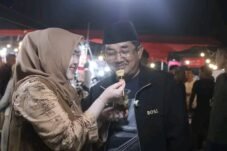 Gembira Malam Budaya, Ketua TP-PKK Suapi Bupati Anwar Sadat di Tengah Warga