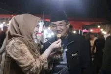 Gembira Malam Budaya, Ketua TP-PKK Suapi Bupati Anwar Sadat di Tengah Warga