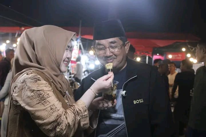 Gembira Malam Budaya, Ketua TP-PKK Suapi Bupati Anwar Sadat di Tengah Warga