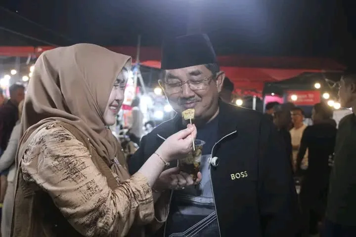 Gembira Malam Budaya, Ketua TP-PKK Suapi Bupati Anwar Sadat di Tengah Warga