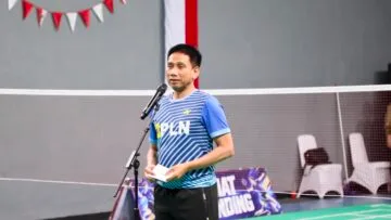 Foto: Akhmad Wiyagus membuka pertandingan ekshibisi bulu tangkis