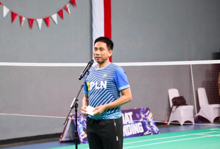 Foto: Akhmad Wiyagus membuka pertandingan ekshibisi bulu tangkis