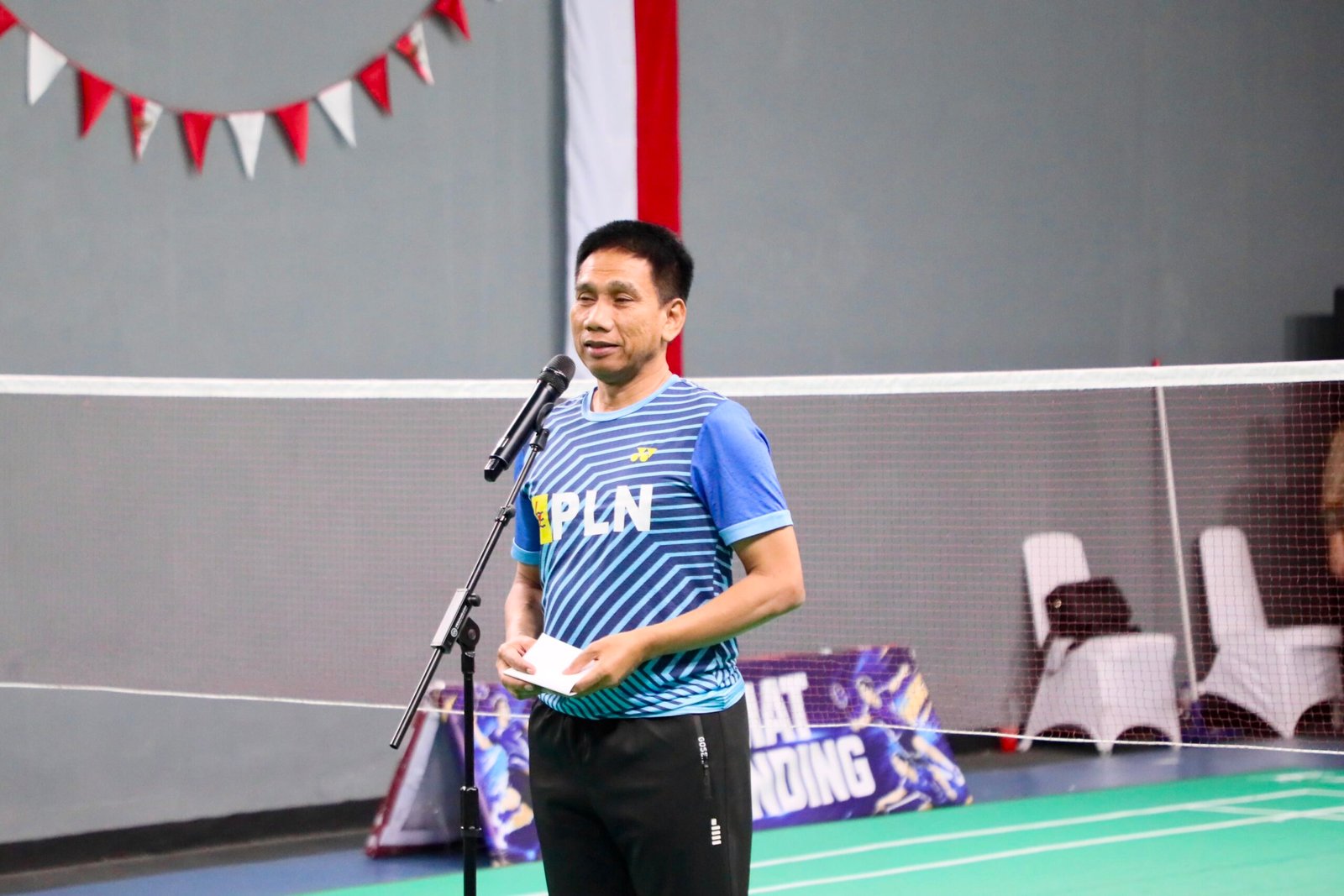 Foto: Akhmad Wiyagus membuka pertandingan ekshibisi bulu tangkis