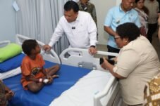 Ribka Haluk meninjau siswa korban dugaan keracunan MBG di RSUP Jayapura.