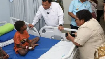 Ribka Haluk meninjau siswa korban dugaan keracunan MBG di RSUP Jayapura.