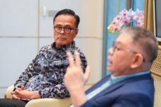 Foto: Dony Oskaria bersama Tim Pengawalan Streamlining BUMN.
