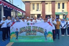 Hakim dan pegawai PN Sampang mengikuti gerak jalan sehat mengelilingi Alun-alun Kabupaten Sampang. Foto: Istimewa.