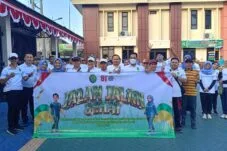 Hakim dan pegawai PN Sampang mengikuti gerak jalan sehat mengelilingi Alun-alun Kabupaten Sampang. Foto: Istimewa.