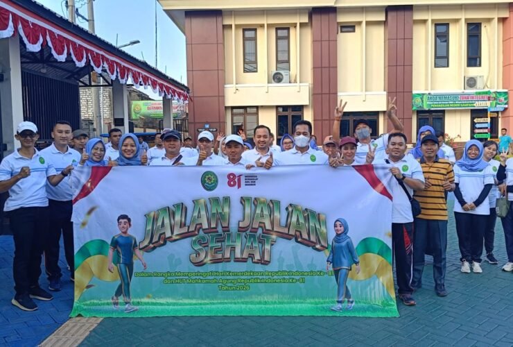 Hakim dan pegawai PN Sampang mengikuti gerak jalan sehat mengelilingi Alun-alun Kabupaten Sampang. Foto: Istimewa.