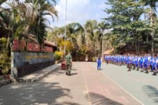 Pelajar SMP Negeri 3 Jatisrono mengikuti latihan PBB bersama Babinsa di halaman sekolah, Wonogiri, Minggu (9/8/2026). Foto: Agus Kemplu.