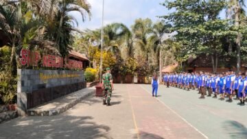 Pelajar SMP Negeri 3 Jatisrono mengikuti latihan PBB bersama Babinsa di halaman sekolah, Wonogiri, Minggu (9/8/2026). Foto: Agus Kemplu.