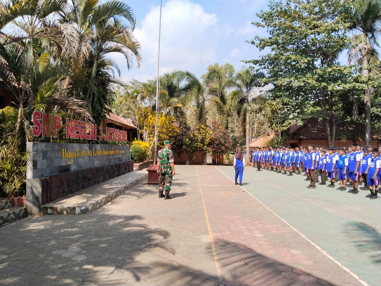 Pelajar SMP Negeri 3 Jatisrono mengikuti latihan PBB bersama Babinsa di halaman sekolah, Wonogiri, Minggu (9/8/2026). Foto: Agus Kemplu.