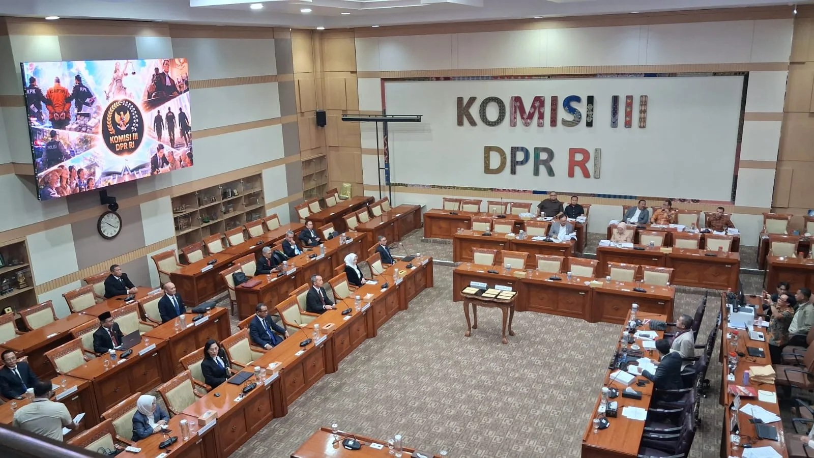 Komisi III DPR RI menggelar uji kelayakan calon hakim agung dan hakim ad hoc Mahkamah Agung tahun 2026 melalui tahapan pembuatan makalah dan wawancara di Jakarta, Rabu (12/8/2026).