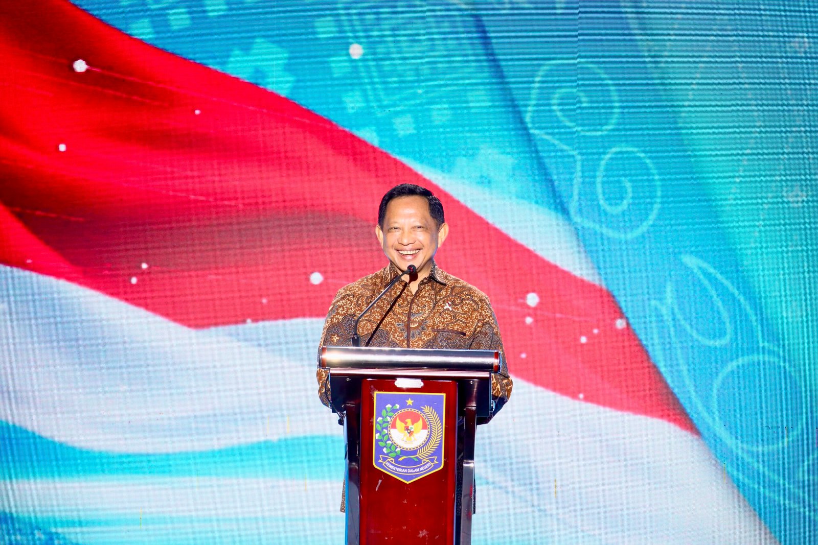 Tito Karnavian Beri Penghargaan untuk Pemda Berprestasi di Sumatera, Daerah Lain Diminta Berbenah