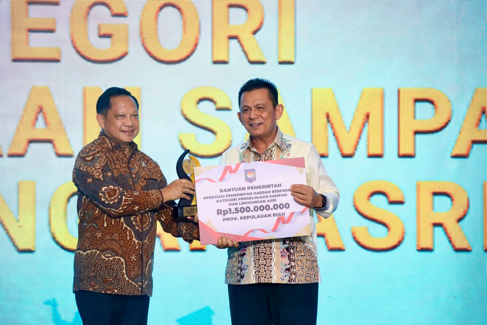 Tito Karnavian Beri Penghargaan untuk Pemda Berprestasi di Sumatera, Daerah Lain Diminta Berbenah