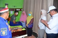 Bupati Sinjai Jenguk Pegawai Damkar Usai Operasi Mata akibat Kecelakaan Kerja