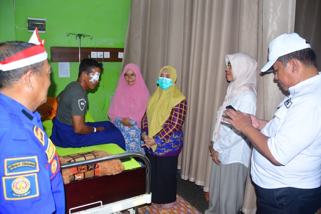 Bupati Sinjai Jenguk Pegawai Damkar Usai Operasi Mata akibat Kecelakaan Kerja