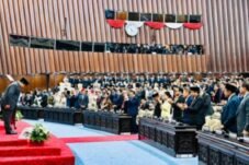 Presiden Prabowo Subianto memberikan penghormatan usai menyampaikan Keterangan Pemerintah atas RUU APBN 2027 di Gedung DPR RI, Jakarta, Jumat (14/8/2026). Foto: BPMI Setpres.