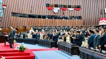 Presiden Prabowo Subianto memberikan penghormatan usai menyampaikan Keterangan Pemerintah atas RUU APBN 2027 di Gedung DPR RI, Jakarta, Jumat (14/8/2026). Foto: BPMI Setpres.