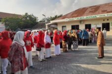 Warga Wisma Tropodo Ikuti Upacara HUT ke-81 Kemerdekaan RI