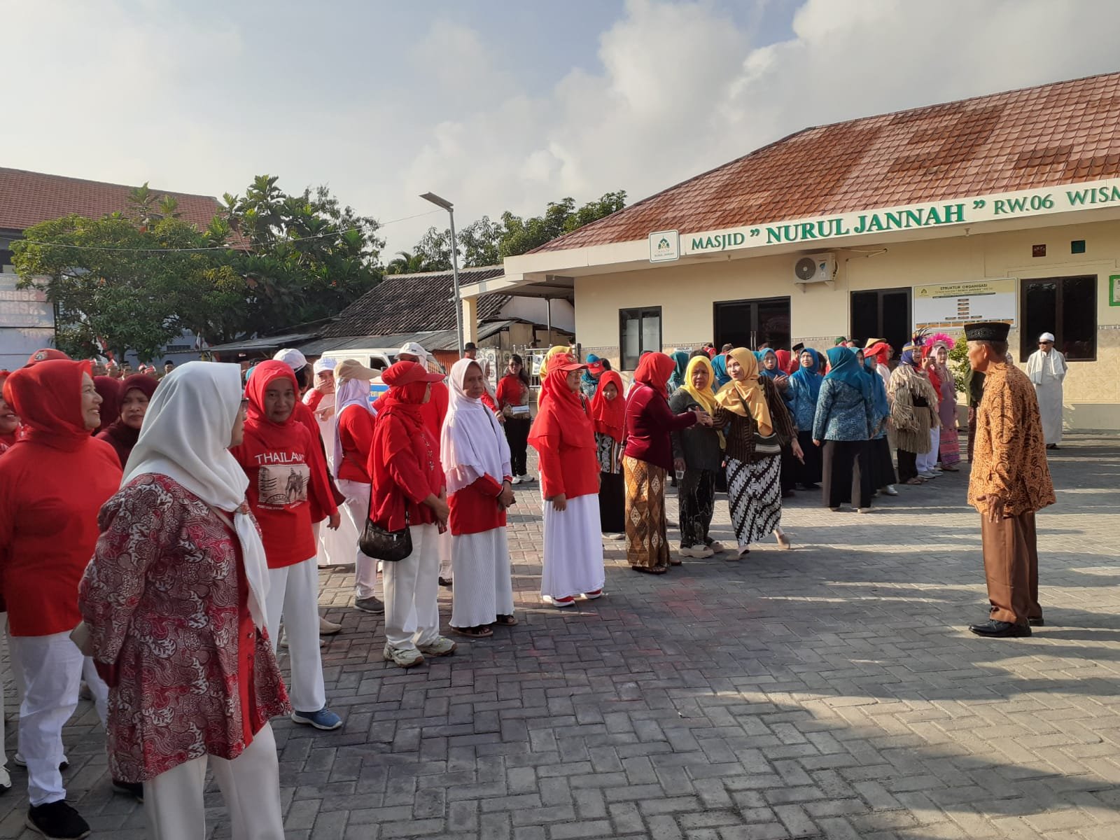 Warga Wisma Tropodo Ikuti Upacara HUT ke-81 Kemerdekaan RI
