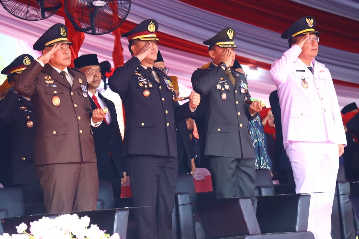 Upacara HUT ke-81 RI di Gresik diikuti Forkopimda, TNI-Polri, pelajar, veteran, dan masyarakat.