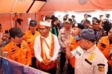Menteri Dalam Negeri Muhammad Tito Karnavian meninjau lokasi terdampak gempa di Desa Satar Kampas, Kecamatan Lamba Leda Utara, Kabupaten Manggarai Timur, NTT, Senin (17/8/2026). (Dok. Kemendagri)