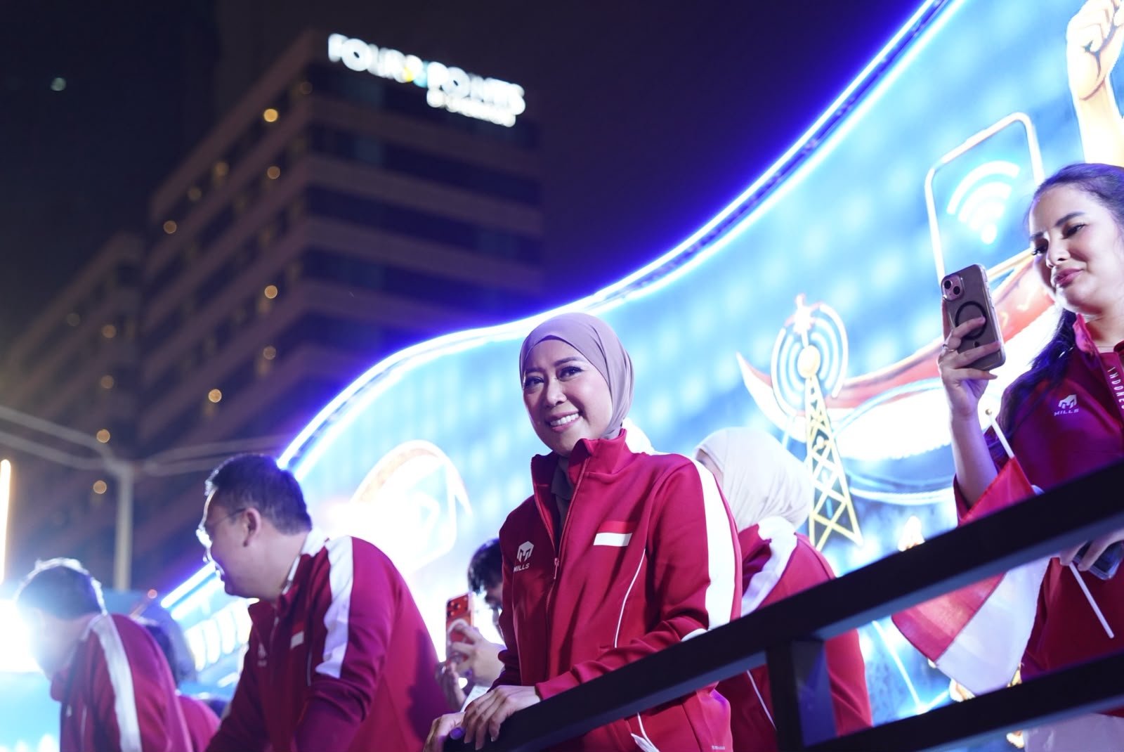 Menteri Komunikasi dan Digital Meutya Hafid mengikuti rangkaian Karnaval Kemerdekaan RI ke-81 di Jakarta Pusat, Senin (17/8/2026). Dalam kesempatan itu, ia mengajak masyarakat tetap peduli terhadap korban gempa NTT.
