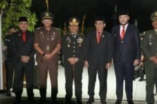 Wakil Ketua DPRD Kota Padang Mastilizal Aye mengikuti Apel Kehormatan dan Renungan Suci di TMP Kuranji, Padang, Senin dini hari, 17 Agustus 2026.