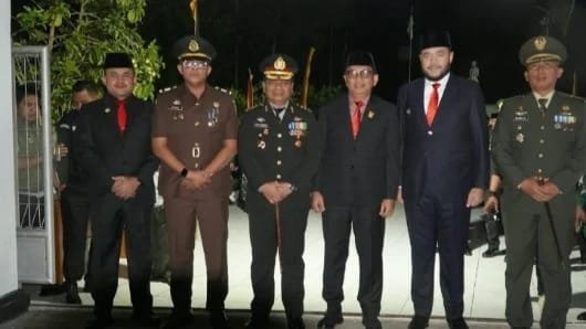 Wakil Ketua DPRD Kota Padang Mastilizal Aye mengikuti Apel Kehormatan dan Renungan Suci di TMP Kuranji, Padang, Senin dini hari, 17 Agustus 2026.