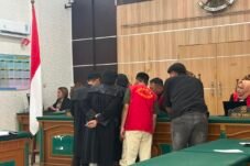 Rekaman CCTV diperiksa dalam sidang perkara dugaan pengeroyokan Rudi Saputra di Pengadilan Negeri Bengkalis.