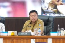 Tomsi Tohir memimpin Rapat Koordinasi Pengendalian Inflasi Daerah Tahun 2026 di Gedung Sasana Bhakti Praja, Kantor Pusat Kemendagri, Jakarta, Selasa (18/8/2026).