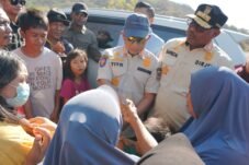Menteri Dalam Negeri Muhammad Tito Karnavian berbincang dengan warga di Kampung Kajulaki, Mbay, Kabupaten Nagekeo, Nusa Tenggara Timur, setelah warga menyampaikan keluhan pascagempa. Foto: Puspen Kemendagri.