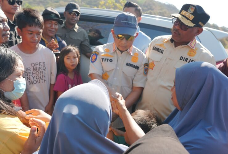 Menteri Dalam Negeri Muhammad Tito Karnavian berbincang dengan warga di Kampung Kajulaki, Mbay, Kabupaten Nagekeo, Nusa Tenggara Timur, setelah warga menyampaikan keluhan pascagempa. Foto: Puspen Kemendagri.