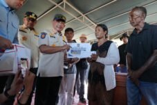 Menteri Dalam Negeri Muhammad Tito Karnavian saat menyerahkan bantuan duka kepada ahli waris korban gempa di Desa Waekokak, Kecamatan Aesesa, Kabupaten Nagekeo, NTT, Selasa (18/8/2026). Foto: Puspen Kemendagri.