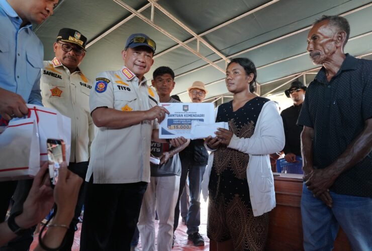 Menteri Dalam Negeri Muhammad Tito Karnavian saat menyerahkan bantuan duka kepada ahli waris korban gempa di Desa Waekokak, Kecamatan Aesesa, Kabupaten Nagekeo, NTT, Selasa (18/8/2026). Foto: Puspen Kemendagri.