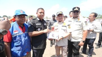 Mendagri Muhammad Tito Karnavian saat meninjau posko pengungsian di Maumere dan menyalurkan bantuan Rp200 juta untuk warga terdampak gempa di Kecamatan Palue, Sikka.