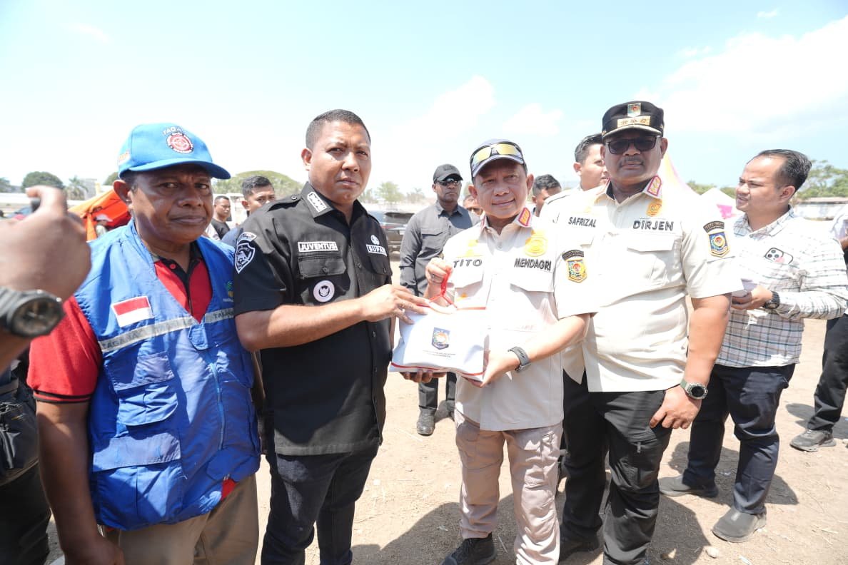 Mendagri Muhammad Tito Karnavian saat meninjau posko pengungsian di Maumere dan menyalurkan bantuan Rp200 juta untuk warga terdampak gempa di Kecamatan Palue, Sikka.