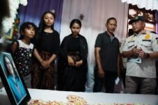 Mendagri Muhammad Tito Karnavian menyerahkan tali asih kepada ahli waris korban meninggal dunia akibat gempa di Kabupaten Sikka.
