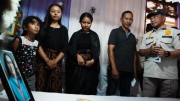 Mendagri Muhammad Tito Karnavian menyerahkan tali asih kepada ahli waris korban meninggal dunia akibat gempa di Kabupaten Sikka.