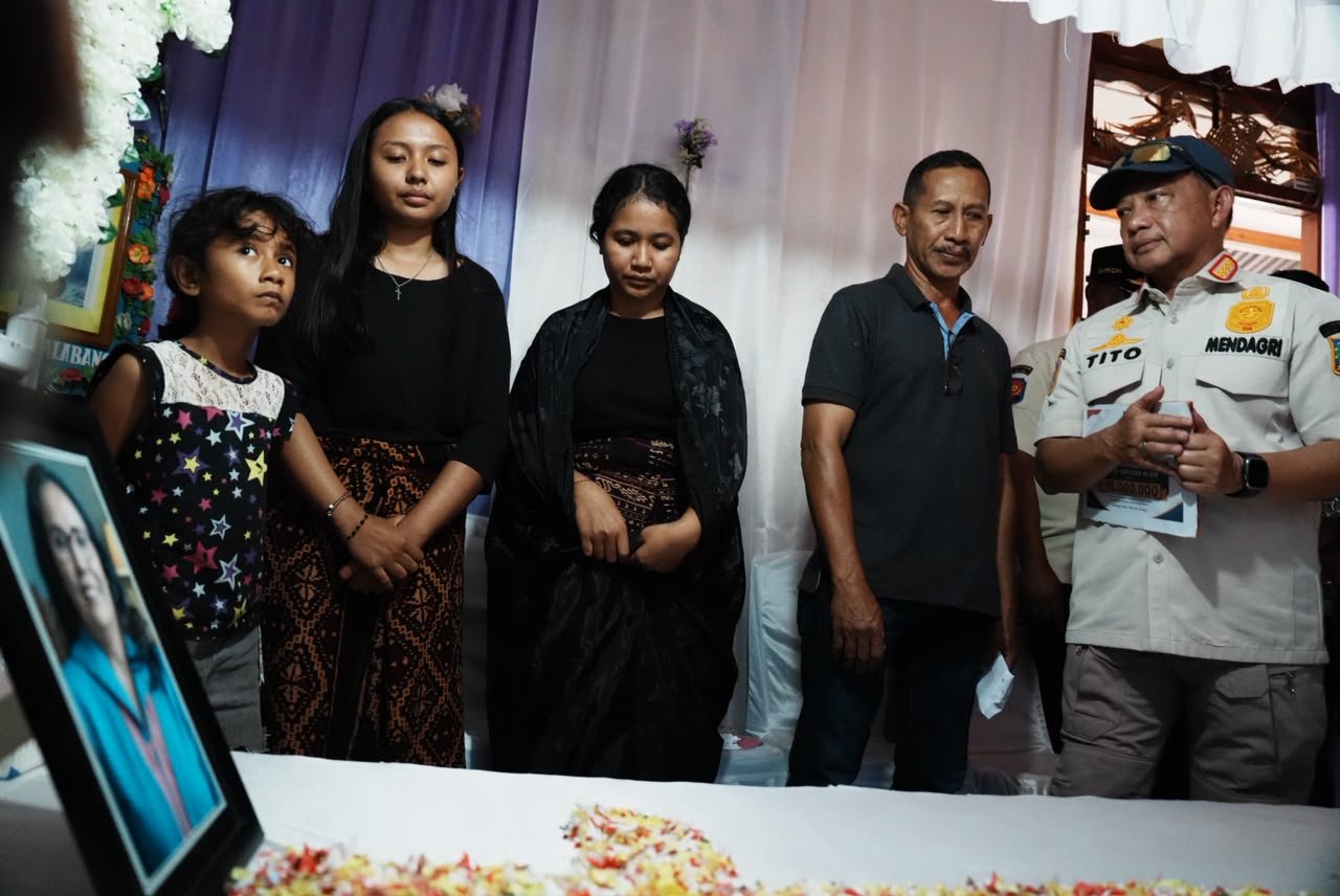 Mendagri Muhammad Tito Karnavian menyerahkan tali asih kepada ahli waris korban meninggal dunia akibat gempa di Kabupaten Sikka.