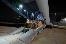 Pesawat membawa bantuan logistik menuju Nusa Tenggara Timur untuk mendukung masyarakat terdampak bencana. Sumber foto: BPMI Sekretariat Presiden.