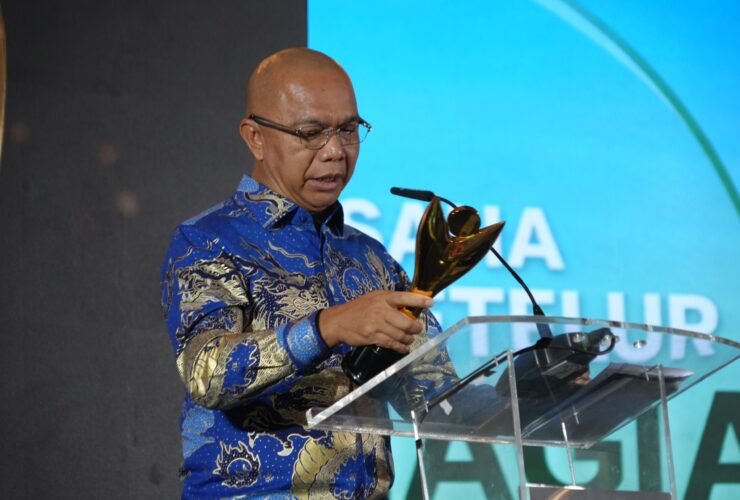 Reda Manthovani menerima penghargaan Bakti Koperasi Pradana Nayaka pada Koperasi Awards 2026.