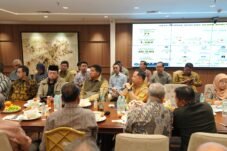 Mendagri Tito Karnavian membahas rekonstruksi rumah terdampak gempa NTT.