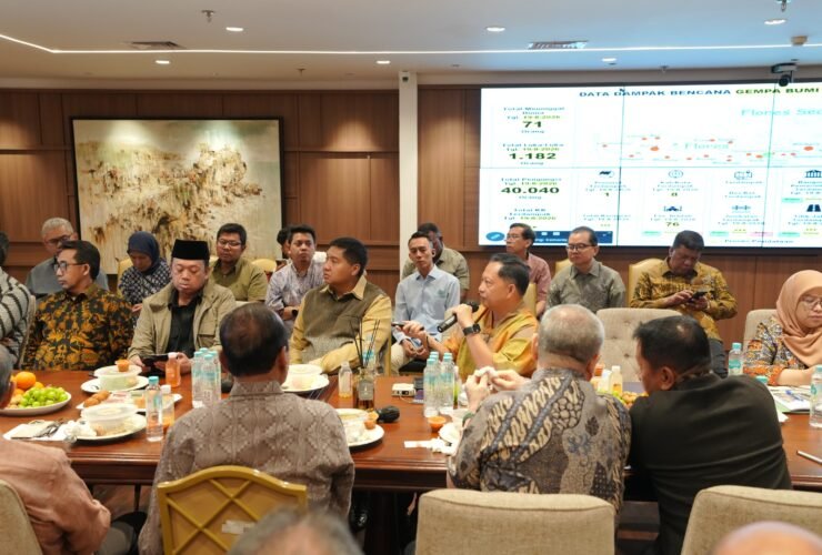 Mendagri Tito Karnavian membahas rekonstruksi rumah terdampak gempa NTT.