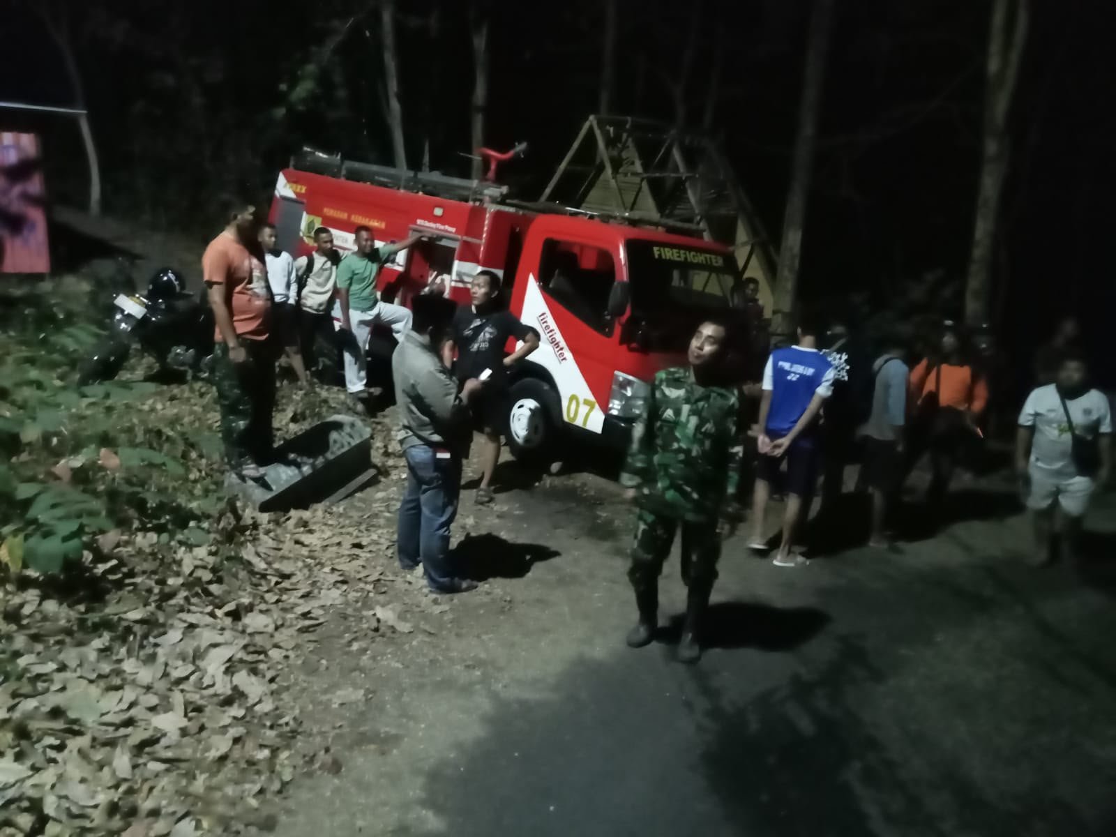 Petugas memadamkan kebakaran lahan di Gunung Gandul, Wonogiri.