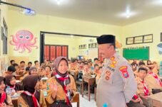 Kanit Binmas edukasi tentang pencegahan bullying dan bahaya narkoba bagi siswa sekolah dasar.