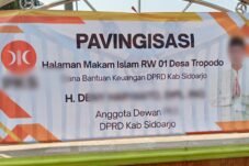 Baliho PKS Muat Foto Anggota DPRD di Bantuan Pavingisasi Sidoarjo