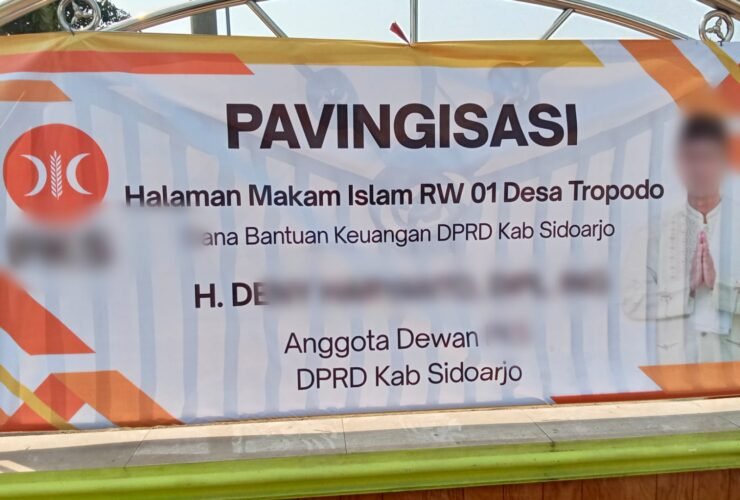 Baliho PKS Muat Foto Anggota DPRD di Bantuan Pavingisasi Sidoarjo